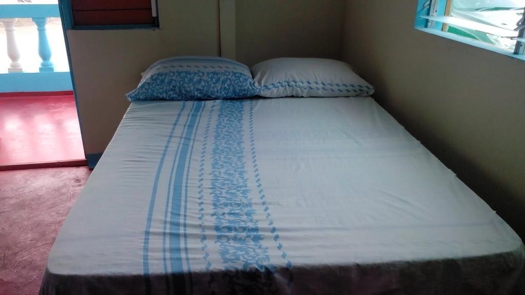Waikiki Guest House Treasure Beach Room photo