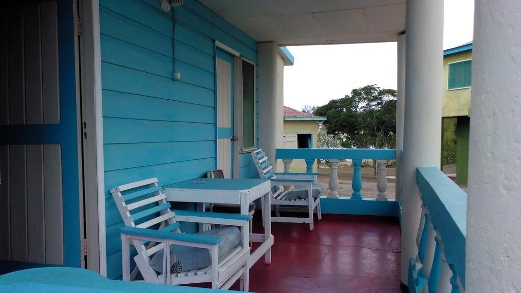 Waikiki Guest House Treasure Beach Exterior photo