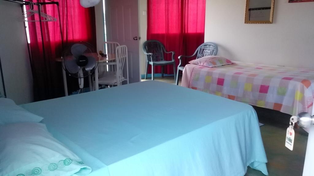 Waikiki Guest House Treasure Beach Room photo