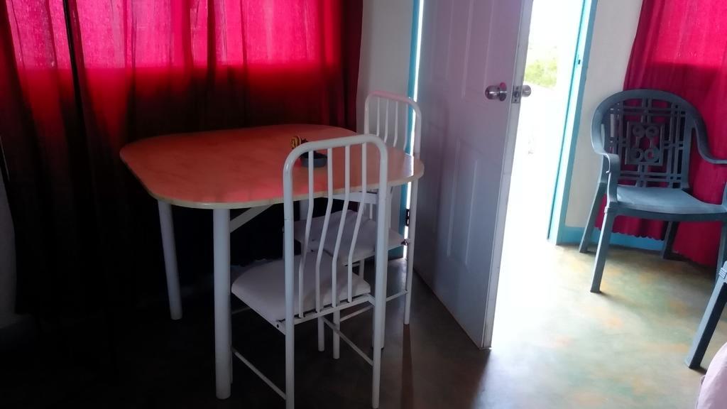 Waikiki Guest House Treasure Beach Room photo